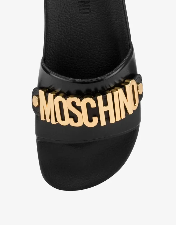 Chanclas con logotipo y letras Chanclas con logotipo y letras