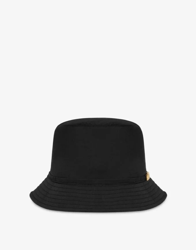 Gorra con letras y logotipo