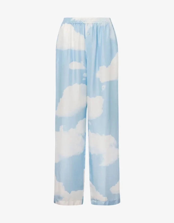 Pantalones de sarga de seda Nubes de archivo Pantalones de sarga de seda Nubes de archivo