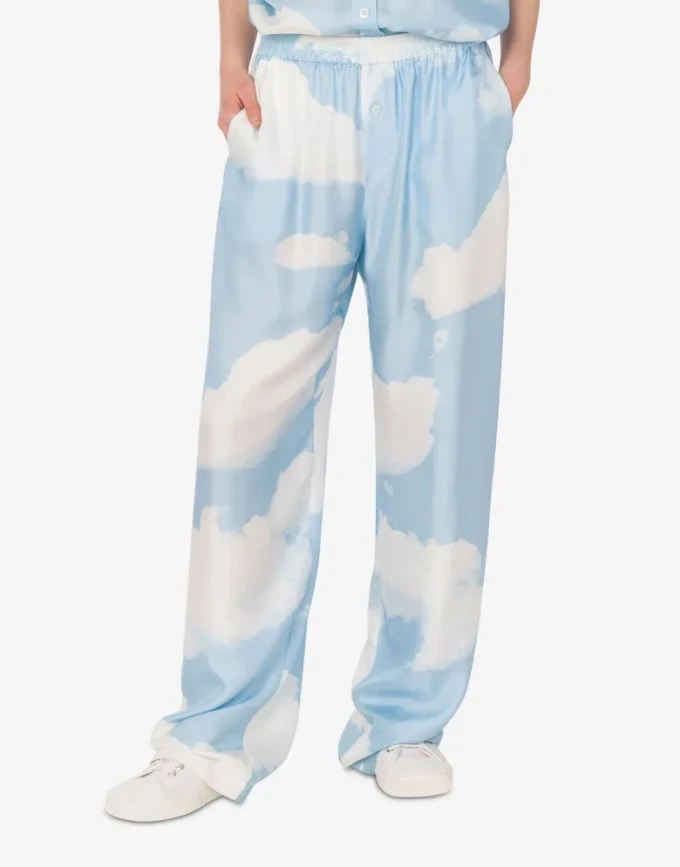 Pantalones de sarga de seda Nubes de archivo Pantalones de sarga de seda Nubes de archivo